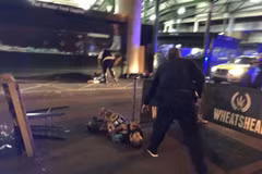 Một đối tượng tình nghi bị bắn tại hiện trường vụ tấn công ở khu Borough Market, London ngày 3/6. (Nguồn: AFP/TTXVN)