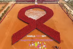 Xếp hình ruybăng đỏ nhân Ngày Thế giới phòng, chống HIV/AIDS tại Bhubaneswar, Ấn Độ. (Nguồn: AFP/TTXVN) 