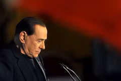 Ông Silvio Berlusconi phát biểu bên ngoài nhà riêng tại Rome sau khi bị loại khỏi Thượng viện. (Nguồn: AFP/TTXVN)