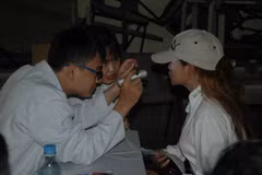 Bác sỹ Việt Nam khám cho người dân nghèo Campuchia. (Ảnh: Phan Minh Hưng/TTXVN)