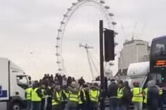 Những người ủng hộ Brexit trên cầu Westminster. (Nguồn: Twitter) 