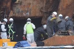 Đội tìm kiếm làm nhiệm vụ bên trong phà Sewol tại cảng Mokpo ngày 13/5. (Nguồn: EPA/TTXVN)