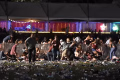 Các nạn nhân hoảng loạn tìm nơi trú ẩn trong vụ xả súng ở Las Vegas tối 1/10. (Nguồn: AFP/TTXVN)