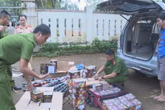 Số pháo bị lực lượng chức năng thu giữ. (Nguồn: TTXVN) 