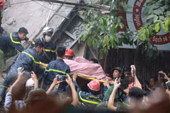 Nạn nhân cuối cùng trong căn nhà sập tại Cửa Bắc được cứu thoát ra ngoài. (Ảnh: Minh Sơn/Vietnam+)