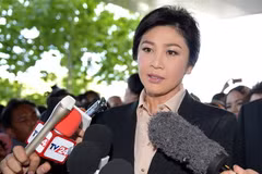 Cựu Thủ tướng Thái Lan Yingluck Shinawatra trả lời báo giới sau phiên tòa ở Bangkok ngày 19/5/2015. (Nguồn: AFP/TTXVN) 