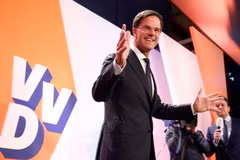 Thủ tướng Mark Rutte phát biểu trước những người ủng hộ trong buổi vận động trước bầu cử Quốc hội ngày 15/3. (Nguồn: THX/TTXVN)