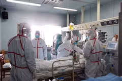 Điều trị cho bệnh nhân nhiễm virus cúm gia cầm H7N9 tại một phòng cách ly trong bệnh viện ở Vũ Hán, tỉnh Hồ Bắc, Trung Quốc ngày 12/2. (Nguồn: AFP/TTXVN)
