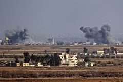 Khói bốc lên sau các cuộc không kích ở Syria. (Nguồn: AFP/TTXVN) 