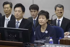 Cựu Tổng thống Hàn Quốc Park Geun-hye (phải, trước) tại Tòa án trung tâm quận Seoul ngày 23/5. (Nguồn: EPA/TTXVN)