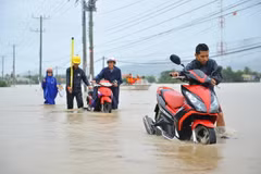 Người dân xã Phước Nam huyện Thuận Nam (Ninh Thuận) di dời đến nơi an toàn. (Ảnh: Minh Đức/TTXVN)