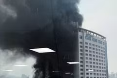 Khói bốc lên từ khách sạn. (Nguồn: Yonhap) 