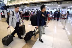 Các nhà báo Hàn Quốc lên đường đi Bắc Kinh từ sân bay quốc tế Gimpo ngày 21/5 để tới Triều Tiên đưa tin về sự kiện dỡ bỏ bãi thử hạt nhân Punggye-ri. (Nguồn: Yonhap/TTXVN)
