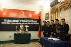 Quang cảnh lễ viếng và mở sổ tang tưởng niệm đồng chí Đỗ Mười tại Đại sứ quán Ai Cập. (Ảnh: Anh Tuấn/Vietnam+)