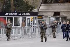 Binh sỹ Pháp tuần tra tại khu vực Tháp Eiffel ở Paris ngày 14/11. (Nguồn: AFP/TTXVN)