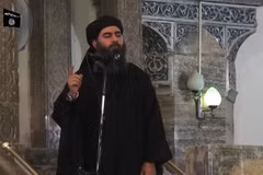 Hình ảnh trích từ video của kênh truyền thông Al-Furqan cho thấy thủ lĩnh tổ chức khủng bố IS Abu Bakr al-Baghdadi xuất hiện tại thành phố Mosul, Iraq. (Nguồn: AFP/TTXVN) 