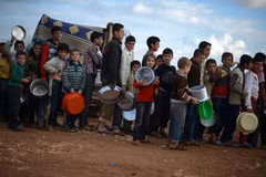 Khoảng 500.000 người Syria không nhận được cứu trợ lương thực do chiến tranh và lệnh cấm. (Nguồn: theguardian.com)
