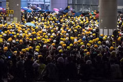 Người biểu tình Hong Kong phong tỏa bên ngoài trụ sở cơ quan chính quyền của Đặc khu hành chính Hong Kong, Trung Quốc ngày 1/7/2019. (Nguồn: AFP/TTXVN) 
