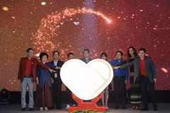 Phó Thủ tướng Vũ Đức Đam cùng các đơn vị tổ chức chương trình, đại diện nhà tài trợ cùng thực hiện nghi lễ phát động chương trình. (Ảnh: Thanh Tùng/TTXVN)