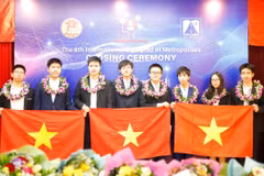 Đoàn học sinh Hà Nội tham dự cuộc thi giành giải nhì đồng đội. (Ảnh: Sở GD-ĐT Hà Nội)