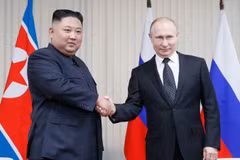 Tổng thống Nga Vladimir Putin và nhà lãnh đạo Triều Tiên Kim Jong-un tại Vladivostok. (Nguồn: EPA)