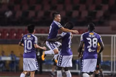 Các cầu thủ Hà Nội FC ăn mừng bàn thăng sau pha ghi bàn của tiền vệ Quang Hải, trong trận đấu với Viettel, tối 15/9. (Ảnh: Trọng Đạt/TTXVN)