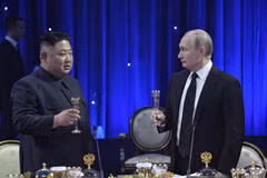 Tổng thống Nga Vladimir Putin (phải) và nhà lãnh đạo Triều Tiên Kim Jong-un trong bữa tiệc chiêu đãi sau cuộc hội đàm tại Trường Đại học Liên bang Viễn Đông ở đảo Rusky thuộc Vladivostok ngày 25/4. (Nguồn: AFP/TTXVN) 