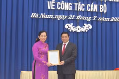 Ông Phạm Minh Chính, Ủy viên Bộ Chính trị, Bí thư Trung ương Đảng, Trưởng ban Tổ chức Trung ương trao Quyết định của Bộ Chính trị cho bà Lê Thị Thủy được chỉ định giữ chức Bí thư Tỉnh ủy Hà Nam, nhiệm kỳ 2015-2020. (Ảnh: Nguyễn Chinh/TTXVN)