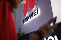 Logo Huawei trong một cửa hàng bán lẻ điện thoại ở Bắc Kinh. (Nguồn: AFP)