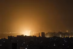 Ánh sáng màu cam trên bầu trời tại Dải Gaza trong cuộc không kích của Israel ngày 14/3/2019. (Nguồn: AFP/TTXVN)