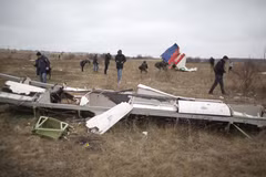 Xác máy bay MH17 của Hãng hàng không Malaysia Airlines bị bắn rơi gần làng Grabove, cách Donetsk, miền Đông Ukraine khoảng 80km, tháng 11/2014. (Nguồn: AFP/TTXVN)