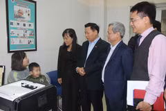 Bí thư Tỉnh ủy Bắc Ninh Nguyễn Nhân Chiến (thứ 3 từ phải sang) và các đại biểu thăm hỏi, động viên người dân Bắc Ninh đưa con đi xét nghiệm tại Bệnh viện Sốt rét, Ký sinh trùng, Côn trùng Trung ương. (Ảnh: Thanh Thương/TTXVN)