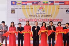 Lễ cắt băng khai mạc triển lãm. (Nguồn: TTXVN phát)