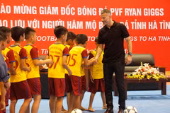Huyền thoại Manchester United bắt tay với các cầu thủ nhí của câu lạc bộ bóng đá học đường huyện Thạch Hà, Hà Tĩnh. (Ảnh: Phan Quân/TTXVN)