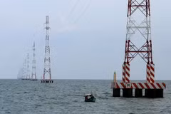 Đường dây 110kV vượt biển quy mô lớn nhất Việt Nam, lần đầu tiên được thực hiện tại Kiên Giang. (Ảnh: Ngọc Hà/TTXVN)