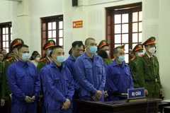 Các bị cáo nghe tòa tuyên án. (Ảnh: Văn Tý/TTXVN)