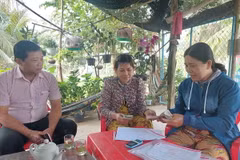 Cán bộ Ngân hàng chính sách xã hội chi nhánh huyện Mỏ Cày Bắc, tỉnh Bến Tre, phối hợp các đoàn thể tạo điều kiện cho các học sinh, sinh viên có hoàn cảnh khó khăn vay vốn trang trải chi phí học tập... (Ảnh: Chương Đài/TTXVN)