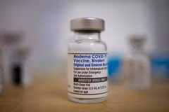 Một lọ vaccine phòng ngừa COVID-19 cho biến thể phụ Omicron BA.4 và BA.5 của Moderna. (Nguồn: Reuters)