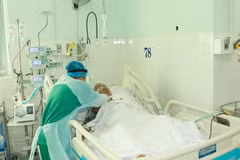 Nhân viên y tế chăm sóc bệnh nhân COVID-19 tại Khoa Bệnh Nhiệt đới, Bệnh viện Chợ Rẫy Thành phố Hồ Chí Minh. (Ảnh: Đinh Hằng/TTXVN)