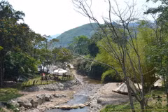 Khu cắm trại Róch Rách Glamping dựng nhiều lều trại lưu trú sát khe suối trên thượng nguồn sông Luông Đông, có nguy cơ mất an toàn vào mùa mưa lũ, sạt lở. (Ảnh: Quốc Dũng/TTXVN)