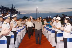 [Photo] Thủ tướng dự Lễ phát lệnh làm hàng đầu năm tại cảng Tân Cảng 