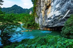 Cảnh vật bên ngoài cửa động Phong Nha đẹp như một bức tranh. (Ảnh: TTXVN phát)