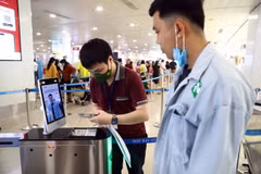 Camera quét nhận diện khuôn mặt của khách và đối chiếu với hình ảnh gốc trong kho Cơ sở dữ liệu quốc gia về dân cư. (Ảnh: Huy Hùng/TTXVN)