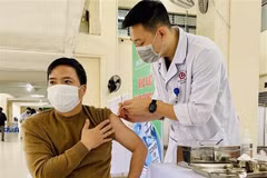 Tiêm vaccine phòng COVID-19 liều bổ sung, liều nhắc lại cho người dân. (Ảnh: Thanh Vân/TTXVN)