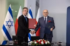 Ngoại trưởng Eli Cohen (trái) và Ngoại trưởng Ba Lan Zbigniew Rau tại Warsaw ngày 22/3. (Nguồn: timesofisrael/Bộ Ngoại giao Israel)