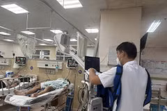 Các nạn nhân trong vụ tai nạn đang được các bác sỹ Bệnh viện Đa khoa Đồng Nai nỗ lực cứu chữa. (Ảnh: TTXVN phát)