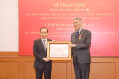 Ông Lê Hoài Trung, Ủy viên Trung ương Đảng, Trưởng Ban Đối ngoại Trung ương trao Huân chương Hữu nghị của Chủ tịch nước cho ông Miguel Mejia, Tổng Bí thư Đảng Phong trào cánh tả thống nhất Dominica. (Ảnh: Phương Hoa/TTXVN)