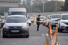 [Photo] Người dân ùn ùn trở lại Thủ đô trong ngày Mồng 4 Tết 