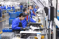 Công nhân làm việc tại Nhà máy Jack Sewing Machine ở tỉnh Chiết Giang, Trung Quốc. (Ảnh: THX/TTXVN)