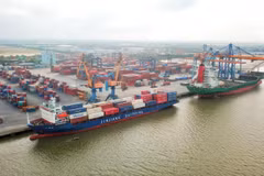 Xếp dỡ hàng hóa container tại một cảng biển Việt Nam. (Ảnh: CTV/Vietnam+)